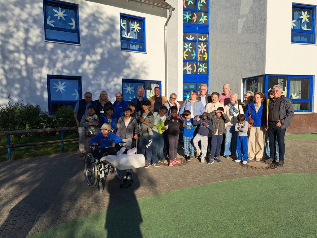 Lions Club Emmerich - Rees besucht das Friedensdorf